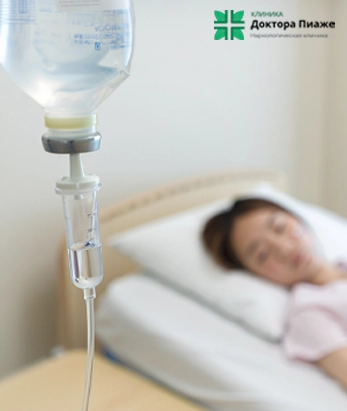 Пациент в палате под капельницей