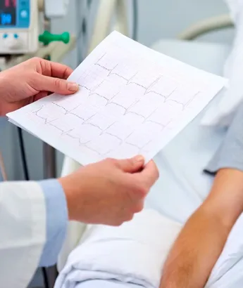 Врач демонстрирует результаты электрокардиограммы пациенту