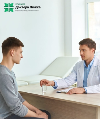 Врач протягивает пациенту алкоголь для провокации при кодировании