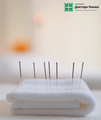 Иглы для акупунктуры на полотенце