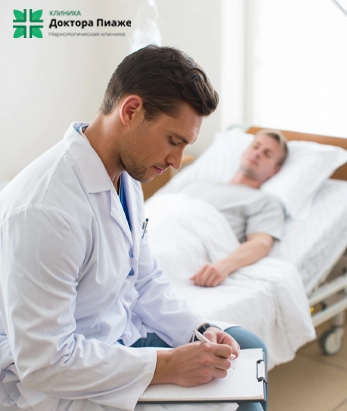 Врач осматривает пациента в палате