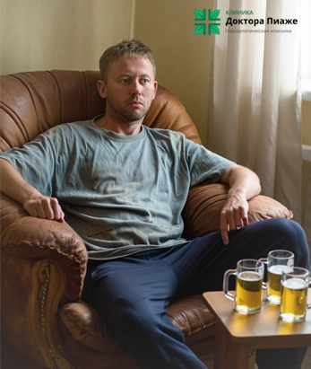 Мужчина в кресле с бокалами пива